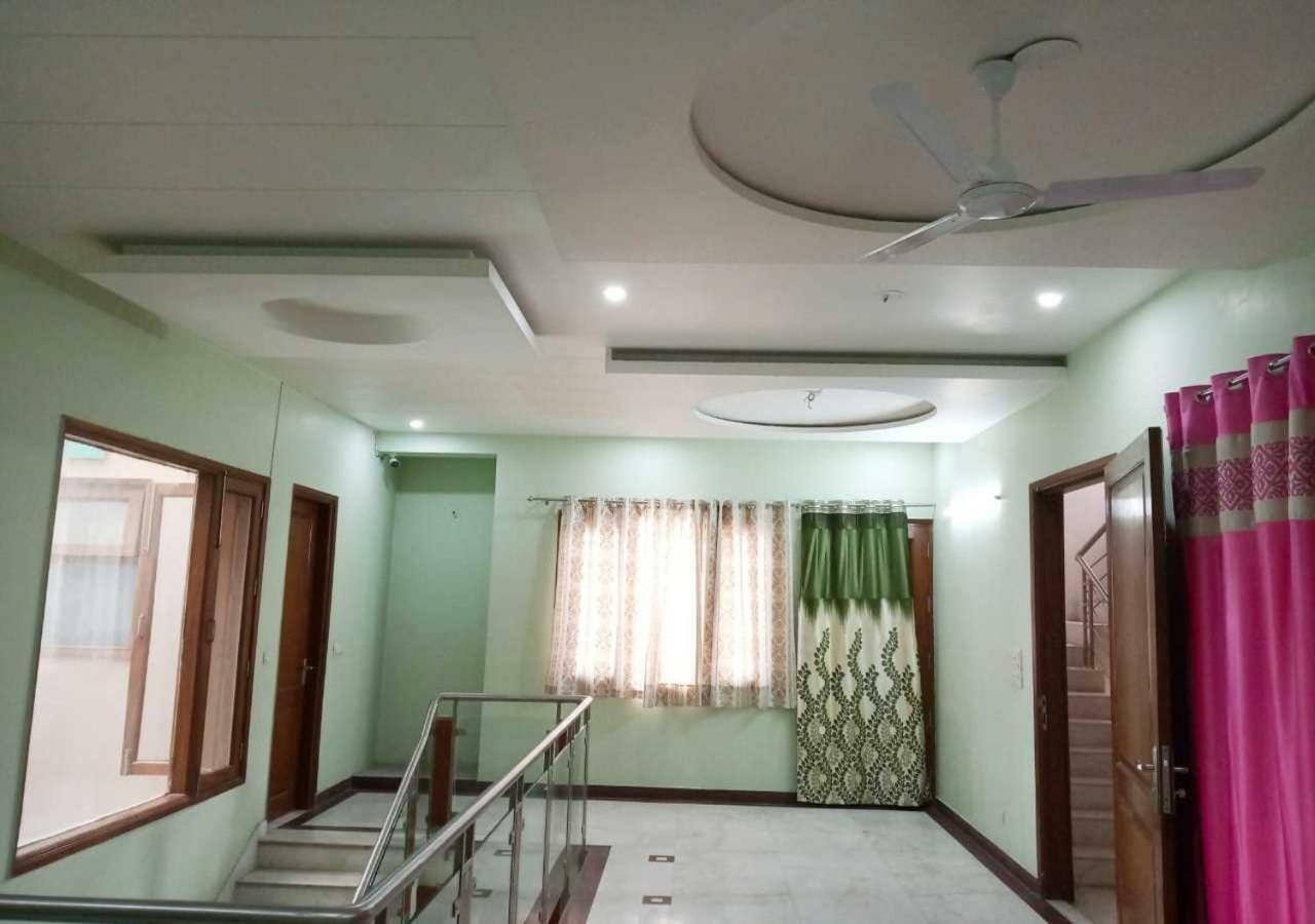 J P Residency Hotel Greater Noida Luaran gambar