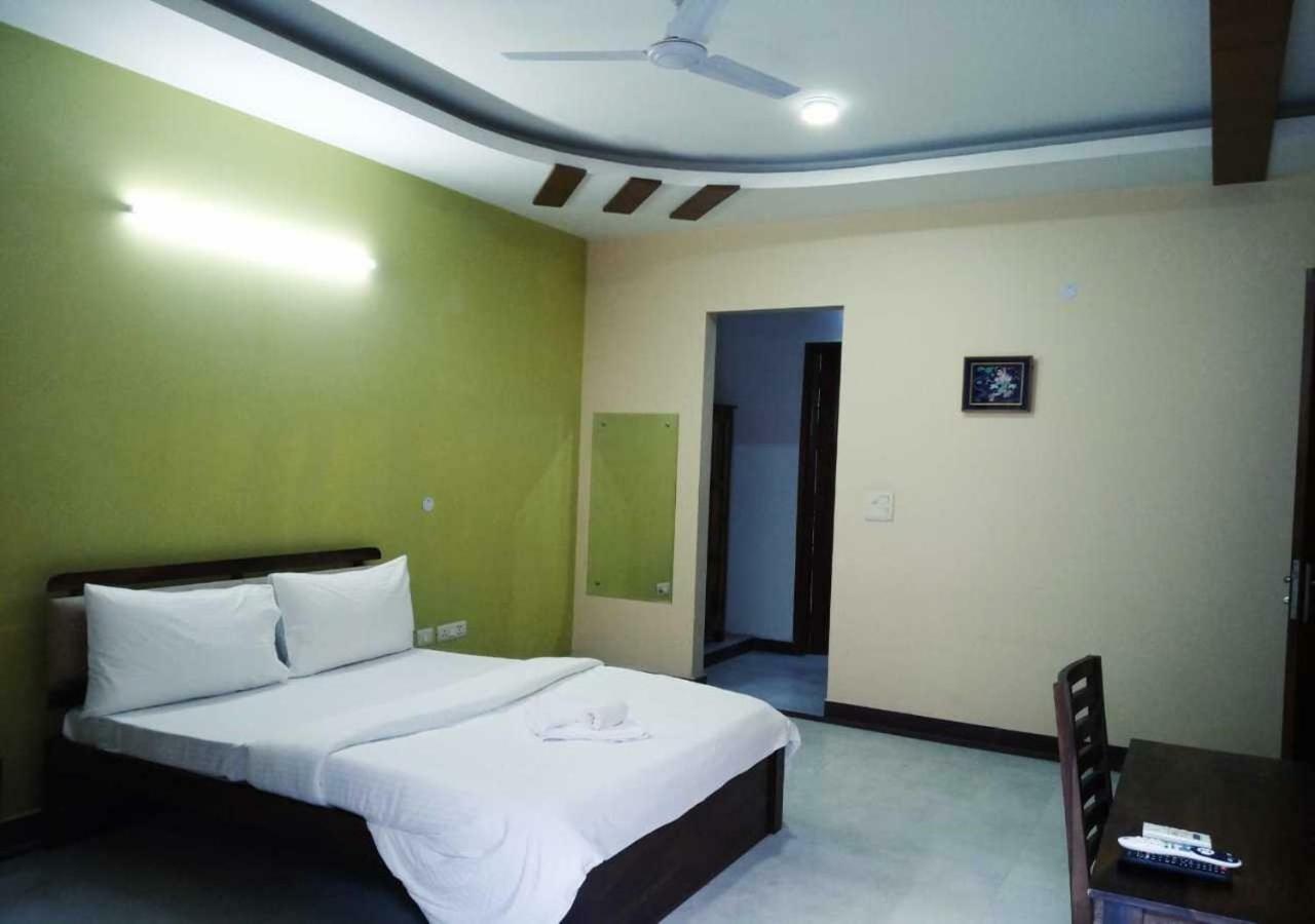 J P Residency Hotel Greater Noida Luaran gambar