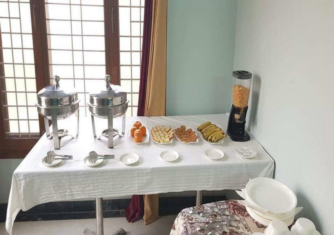 J P Residency Hotel Greater Noida Luaran gambar