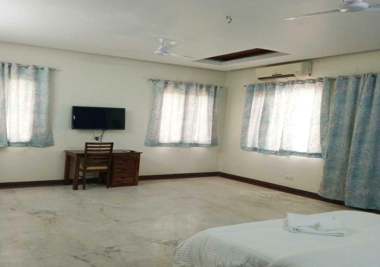 J P Residency Hotel Greater Noida Luaran gambar