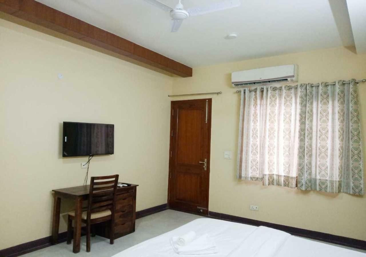 J P Residency Hotel Greater Noida Luaran gambar