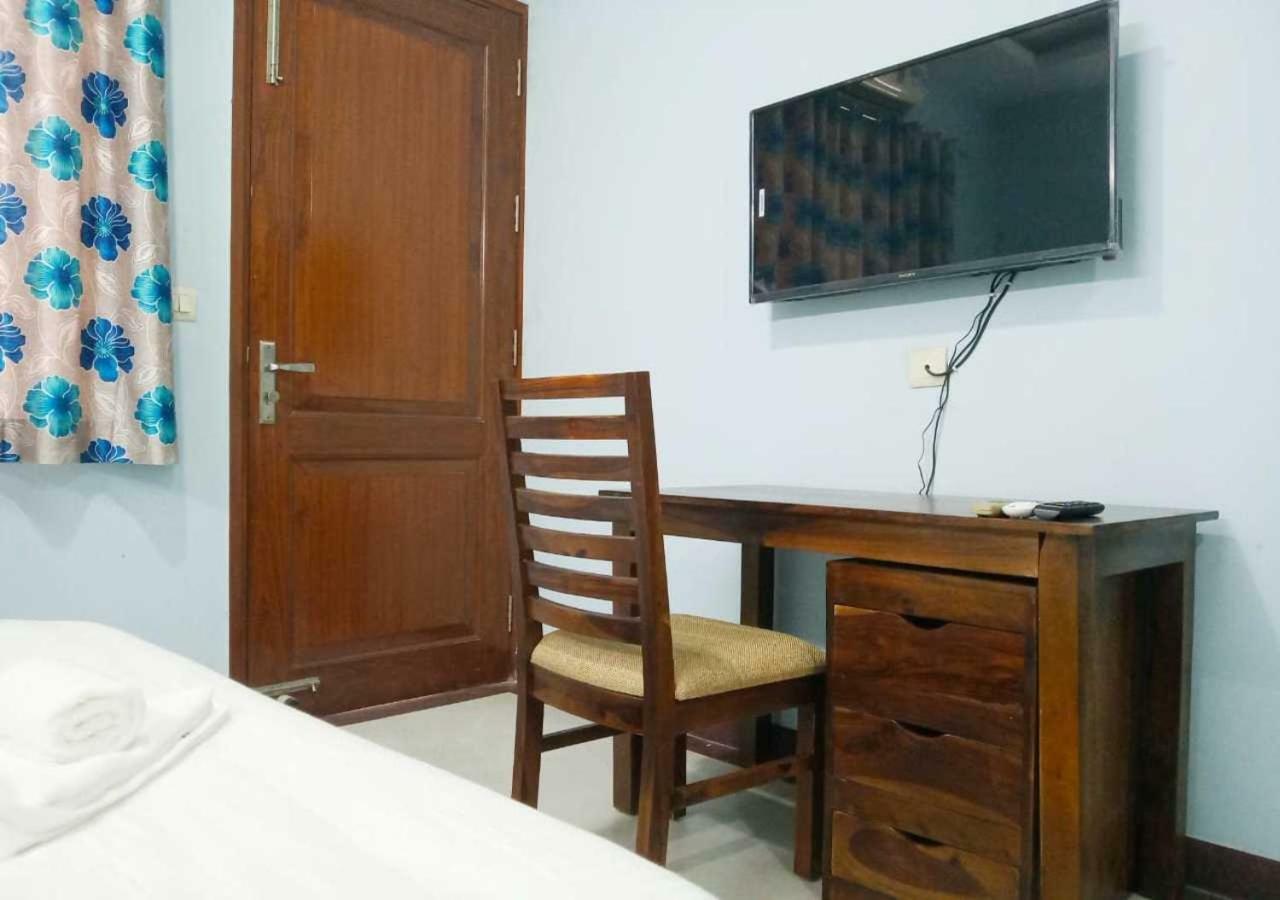 J P Residency Hotel Greater Noida Luaran gambar