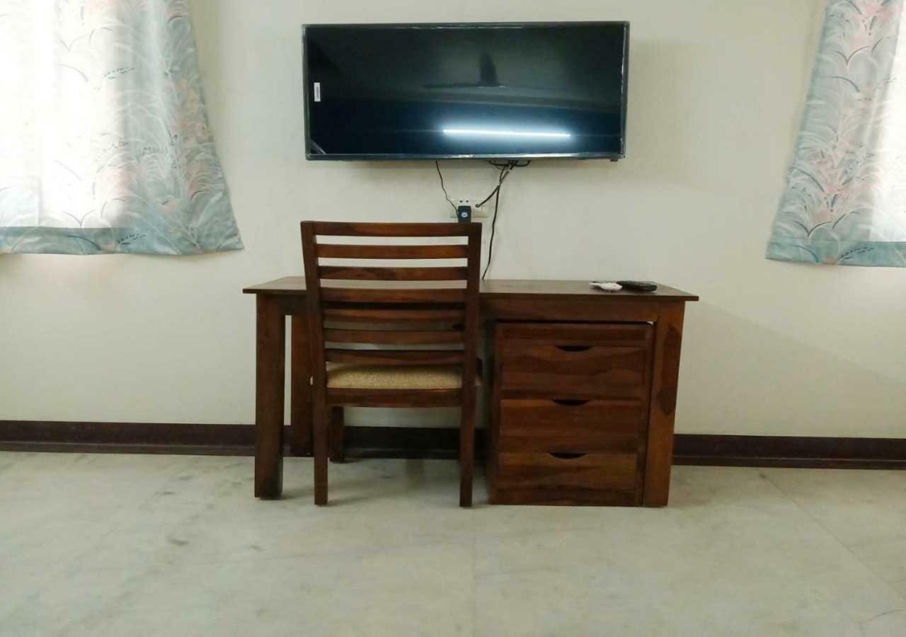 J P Residency Hotel Greater Noida Luaran gambar
