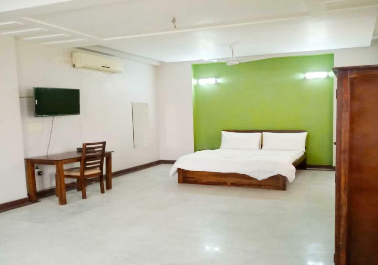 J P Residency Hotel Greater Noida Luaran gambar