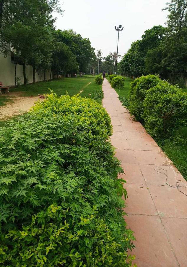 J P Residency Hotel Greater Noida Luaran gambar