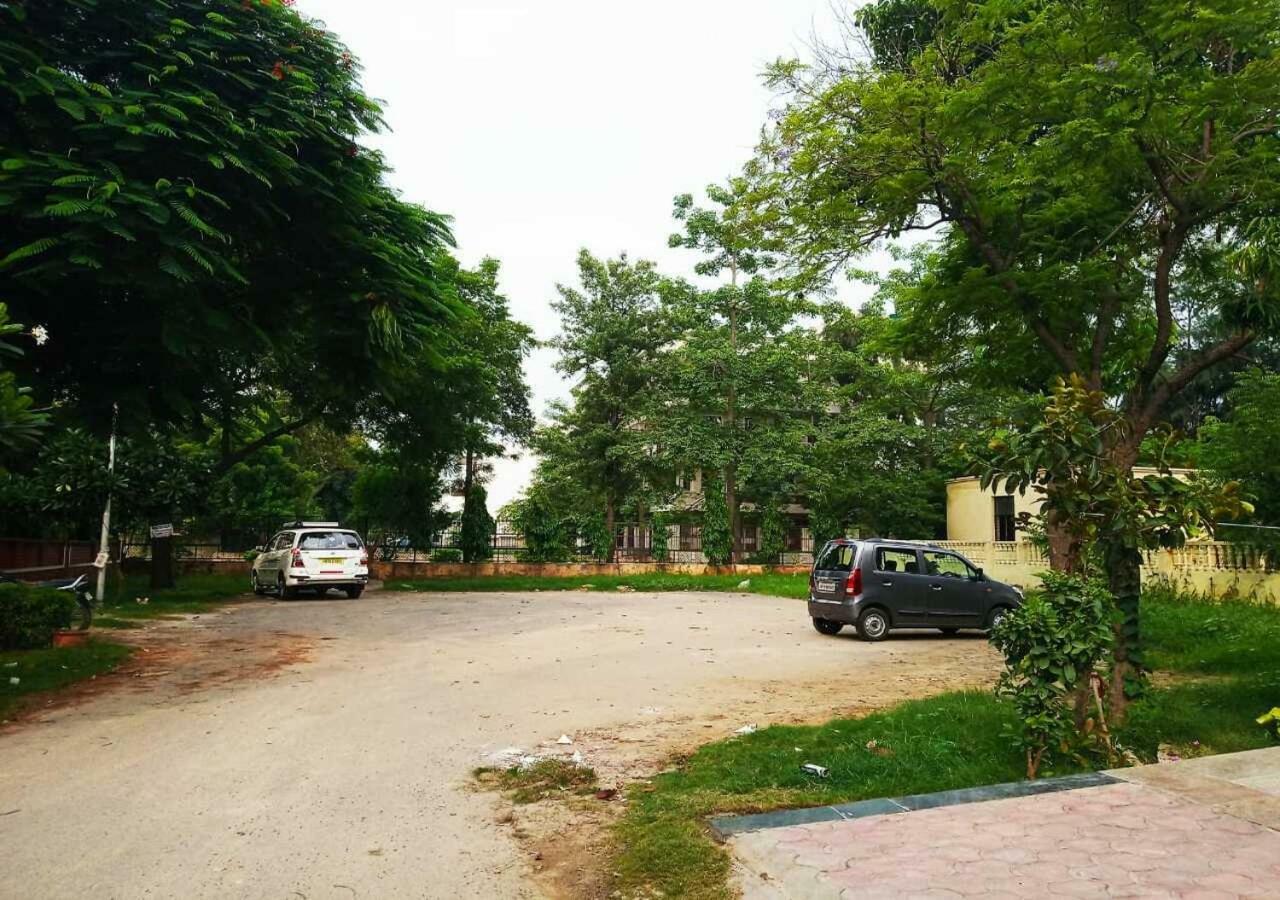 J P Residency Hotel Greater Noida Luaran gambar