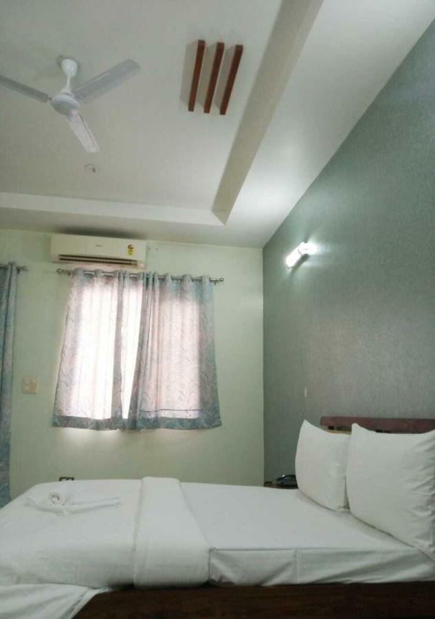 J P Residency Hotel Greater Noida Luaran gambar