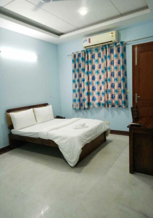 J P Residency Hotel Greater Noida Luaran gambar